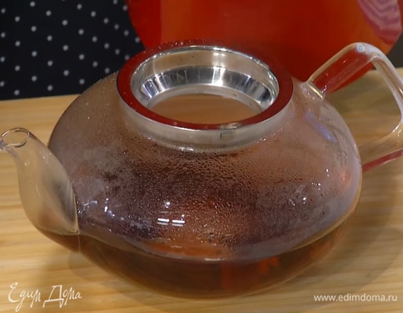 Добавить цедру апельсина и мед, долить кипяток, все перемешать.