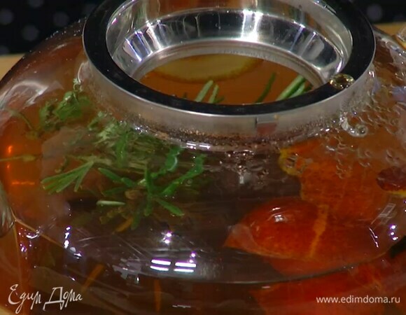 Выложить в чай веточку розмарина, закрыть крышкой и дать настояться.