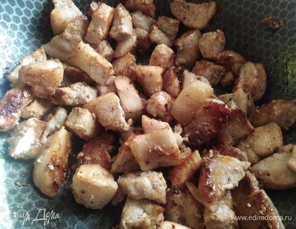 Свинину нарезать некрупными кусками. Посыпать перцем. Обжарить до золотистой корочки.