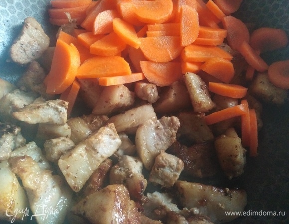 Добавить нарезанную морковь. Жарить 5–7 минут.