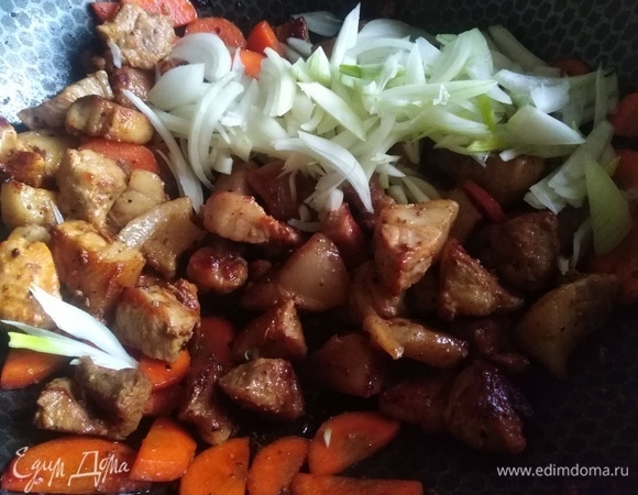 Затем добавить лук. Жарить 5–7 минут.