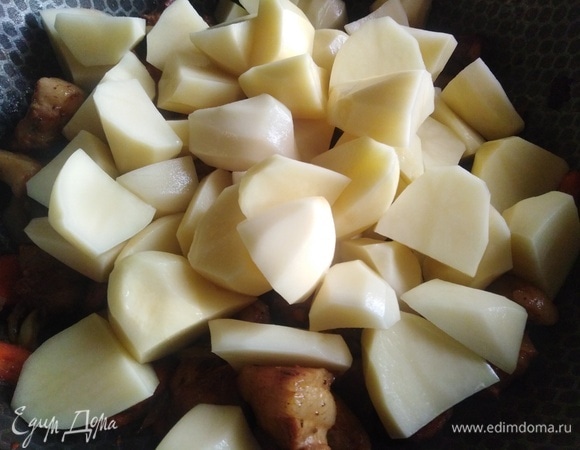 Почистить и нарезать картофель. Соединить с мясом. Жарить минут 10, изредка перемешивая.