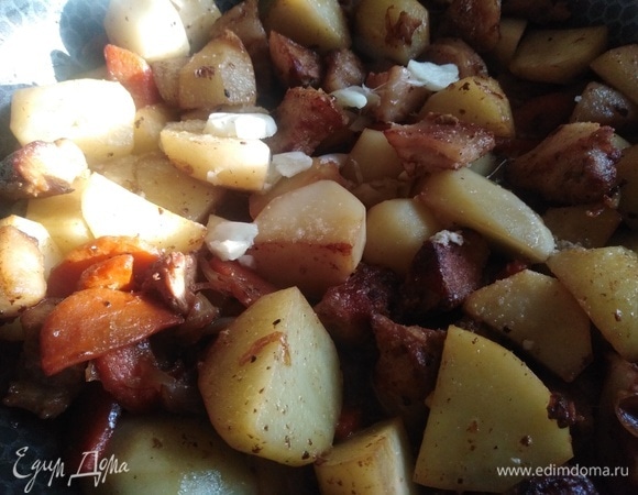 Затем добавить раздавленный чеснок. Влить бульон. Посолить. Тушить под крышкой 20 минут.