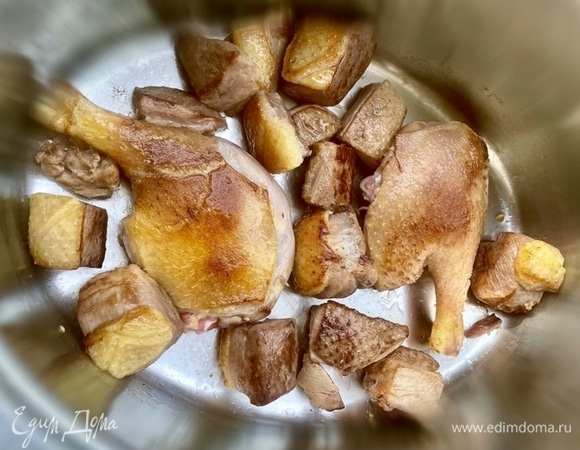 Утку буду тушить. А для того чтобы она красивой получилась, сначала все приготовленные кусочки обжарить надо. Слегка. Чтобы появились зажаристость и румяность. Мнение: не поддавайтесь на провокации и не обжаривайте утиные части на растительном или ином масле. Только сухая сковорода. Хорошо разогретая. Но не раскаленная. В птице этой своего внутреннего жира достаточно. И еще: когда утку будете разделывать, обязательно образуются кусочки жира с кожей и прочее. Добавьте все это в сковороду. Чтобы, значит, жирку чуть больше вытопить. И не пересушивайте шкварки. Добавьте их в казанок. В процессе тушения они оставшиеся соки и жиры отдадут.