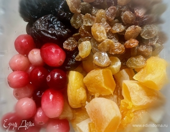 Что еще? Сухофрукты. На кило утки надо взять 100 г чернослива (без косточек), 120 г кураги. Сухофрукты хорошо промыл. Курага была крупная, нарезал я ее, кстати. Граммов 50 изюма еще взял и клюквы (буквально пару столовых ложек с верхом).