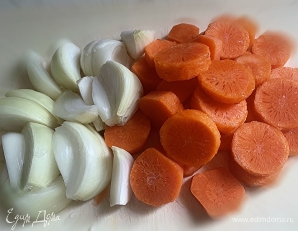 Пару головок лука нарезал крупно, морковку — кружками.