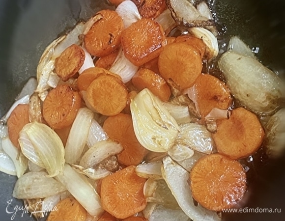 И на утином жире, что в сковороде образовался, овощи обжарил. Слегка, до первой мягкости.