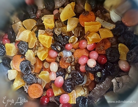 Обжарку вместе с жиром отправить к утке в утятницу. А потом — и сухофрукты туда же.