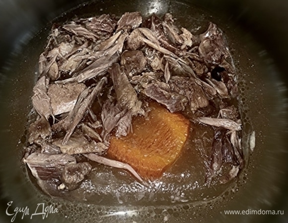 У меня в запасе был кубик бульонный. Замороженный утиный бульон. Бульон весьма насыщенный был, поэтому я его разбавил водой (примерно 1:2).