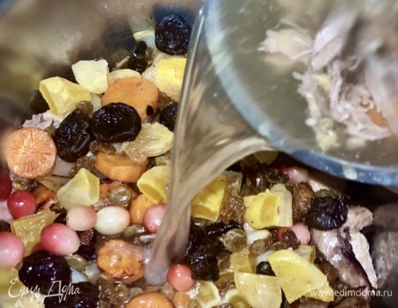 И залил бульоном мясо с сухофруктами в утятнице. Утятницу сначала поставил на сильный огонь. Как только «взбулькнуло», сразу нагрев убрать до минимума, крышкой накрыть и оставить посуду на плите. Пусть себе стоит и тушится. Часа три надо, чтобы эта еда приготовилась.