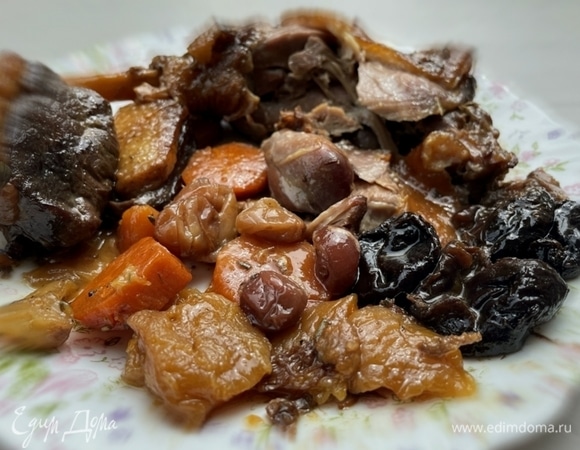 И, конечно, сухофрукты. Знаете, тут надо еще разобраться, что вкуснее: мясо или вот эти самые пропитанные утиным жиром сухофрукты. Действительно: очень вкусно!