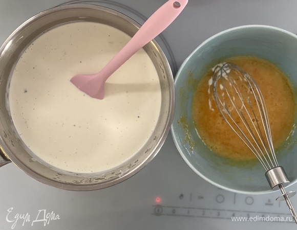 Желтки слегка перемешать с сахаром и солью, но не взбивать! Тонкой струйкой влить горячие сливки в желтки, непрерывно помешивать.