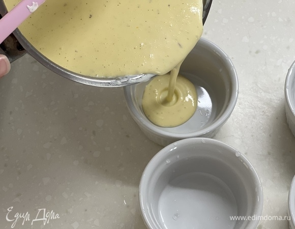 Через сито влить смесь в формочки.