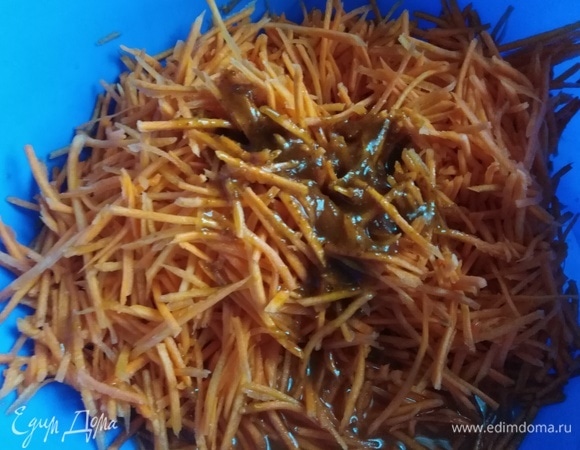 Всыпать приправу. Нагреть растительное масло, вылить на специи.