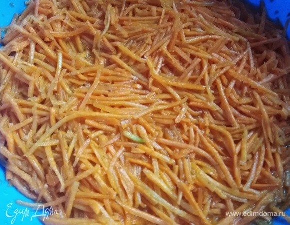 Хорошо перемешать морковь, при перемешивании мять и отжимать. Накрыть, установить гнет. Оставить при комнатной температуре на 3 часа.