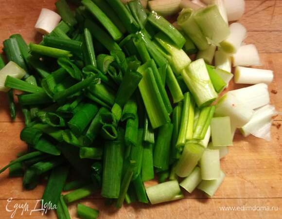 Зеленый лук нарезаем по 2 см в длину.