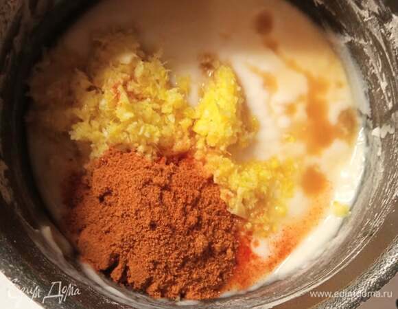 Остужаем приготовленную мучную пасту и добавляем в нее минеральную воду, рыбный соус, чеснок, имбирь, два вида красного перца чили, сахар и соль. Все хорошо перемешиваем и даем пасте-маринаду настояться 20 минут.