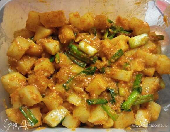 Затем смешиваем редьку с пастой-маринадом и зеленым луком. Укладываем полученное кимчи в контейнер для хранения. Держим 1 день вне холодильника и затем храним в холодильнике. Обычно через 4–7 дней можно есть. Максимальный срок хранения в обычном холодильнике — 2–3 месяца.