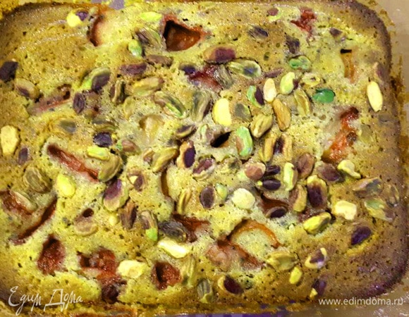 Посыпьте фисташками и поставьте в духовку примерно на 30 минут.