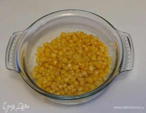 Из банки с кукурузой слить сок и переложить ее в глубокую емкость.
