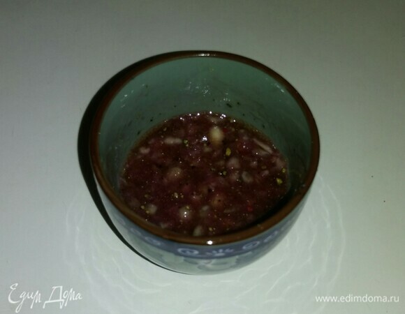 Затем нужно сделать заправку для салата. Для этого зубчики чеснока нужно измельчить с помощью пресса. В пиалу налить оливковое масло, красное полусухое вино, добавить туда измельченные зубчики чеснока, соль, черный молотый перец. Все перемешать.