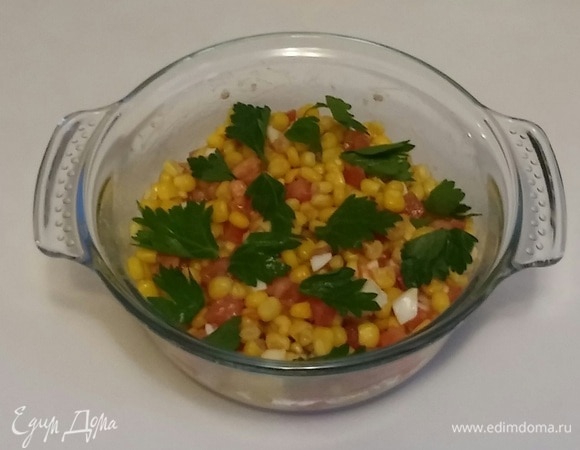 После чего добавить заправку в емкость к кукурузе, куриному яйцу и помидору. И все хорошо перемешать. Поставить салат в холодильник на 20 минут. При подаче украсить зеленью петрушки. Приятного аппетита!