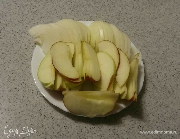 Яблоки помыть, удалить сердцевину и нарезать тонкими дольками. Я взяла сезонные яблоки, как было указано на этикетке в магазине, но вы можете использовать любые, которые нравятся.