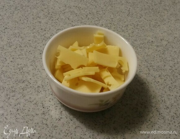 Сыр (у меня была нарезка «Маасдама», но можно любой сыр, и лучше нарезкой, т. к. проще резать) нарезать небольшими прямоугольниками. В ингредиентах указан вес 2 кусочков сырной нарезки.