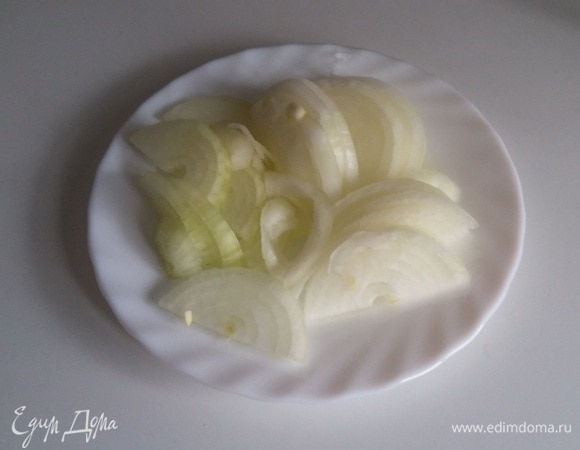 Репчатый лук нарезать полукольцами.