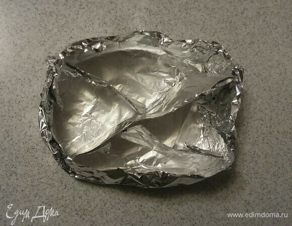 Из фольги нужно свернуть прямоугольник, а затем разделить его по диагонали свернутыми из фольги полосками. Получилась форма для приготовления. У моей формы размеры были 20 на 15 сантиметров и высотой 7 сантиметров.