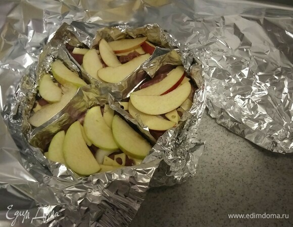 Затем взять очень длинный отрезок фольги и обернуть им форму с ингредиентами со всех сторон. Т. е. вокруг, а затем загнуть ее сверху и снизу. Оборачивать нужно плотно, но так, чтобы форма с ингредиентами не смялась. После чего разогреть духовку до 200°C и поставить в нее противень с формой на 1 час и 10 минут (время приготовления зависит от вашей духовки). Спустя 1 час нужно развернуть фольгу сверху и продолжить готовить еще 10 минут при указанной температуре. Приятного аппетита!