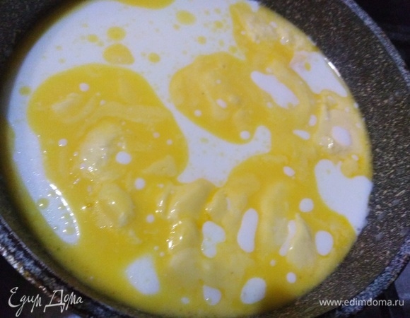 Молоко нагреть. Добавить сливочное масло, растопить.