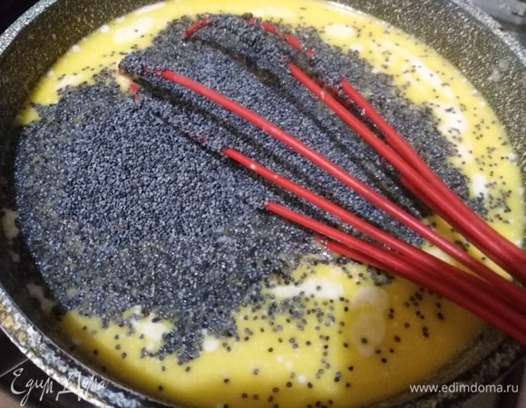 Не доводя до кипения, всыпать сахар и мак.