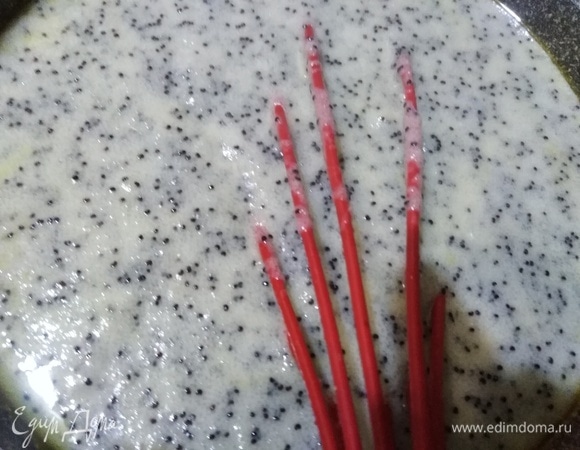 Постоянно перемешивая, всыпать манную крупу. Довести до загустения, но не кипятить. Массу остудить.