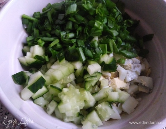Яйца, лук и огурец нарезать.