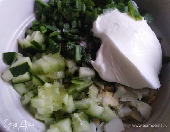 Посолить, добавить сметану.