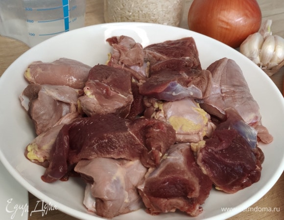Первым делом подготавливаем все необходимые ингредиенты. Тщательно вымываем мясо утки (я лично снимаю кожу, так как под ней слишком много жира и присутствует своеобразный запах).