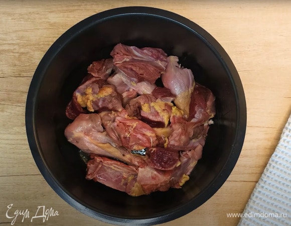 Смазываем форму мультиварки растительным маслом и выкладываем в нее мясо. Включаем режим «Мясо» или «Тушение».