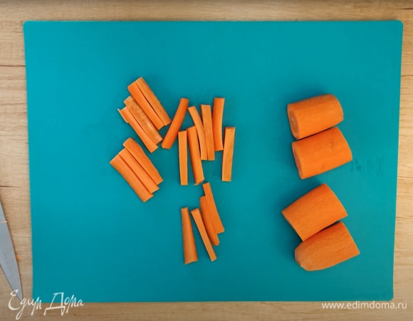 Пока мясо готовится, нарезаем морковь брусочками.