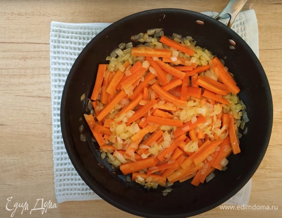 Обжариваем на растительном масле сначала лук, затем морковь до золотистого цвета.