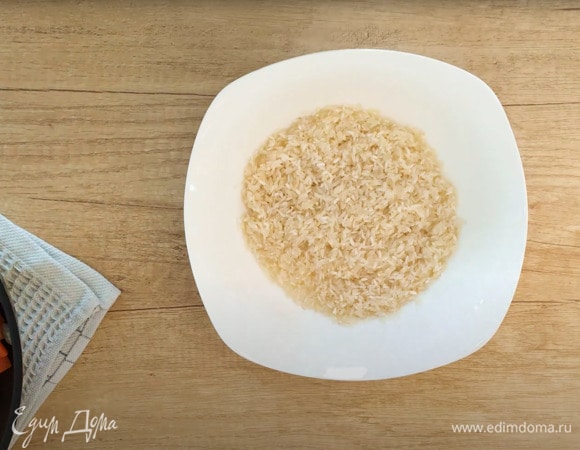 Тщательно и долго промываем рис. Чтобывода в нем была прозрачной.