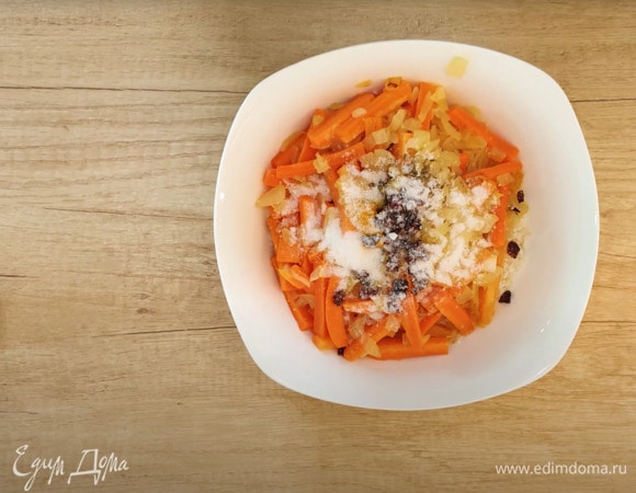 Смешиваем рис с зажаркой. Добавляем все специи: барбарис, зира, куркума, перец. Тщательно перемешиваем.