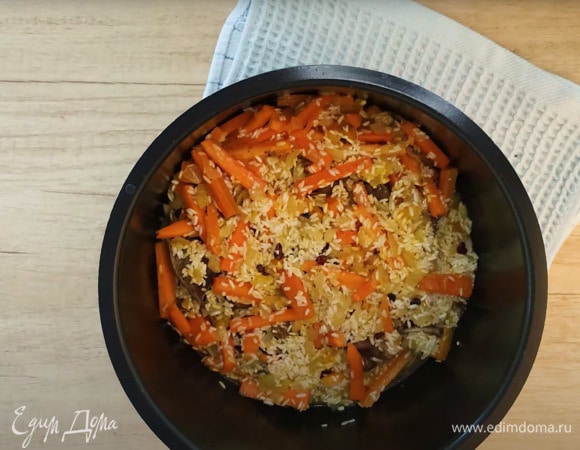 Добавляем рисовую смесь к мясу. Не перемешиваем, лишь слегка можно потрясти чашу мультиварки, чтобы выровнять смесь.