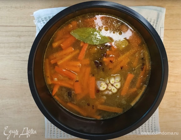 Добавляем воду, 1 целую головку вымытого чеснока и лавровый лист.