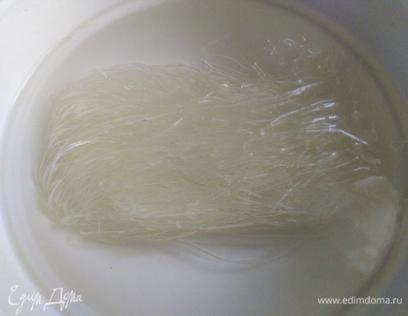 Фунчозу залить кипятком, накрыть и дать настояться в течение 5 минут. Затем откинуть на дуршлаг, дать стечь воде.