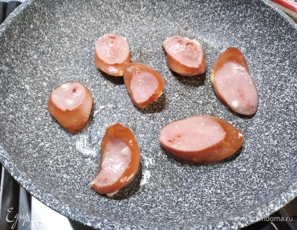 Сосиску пожарить на растительном масле.