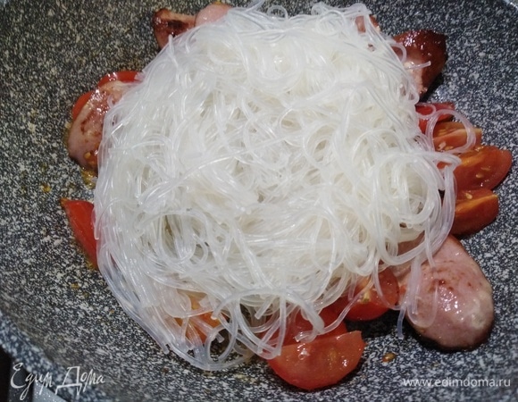 Выложить фунчозу, обжарить, помешивая, в течение 1 минуты.