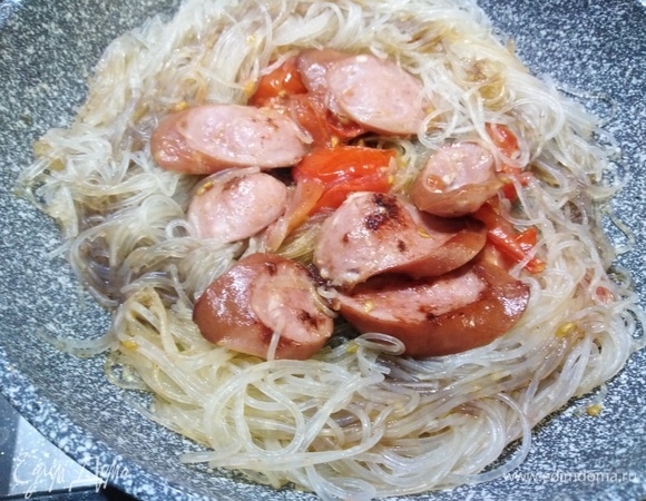 Влить соевый соус.