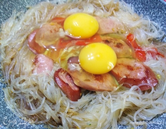 Вбить яйца, посолить.