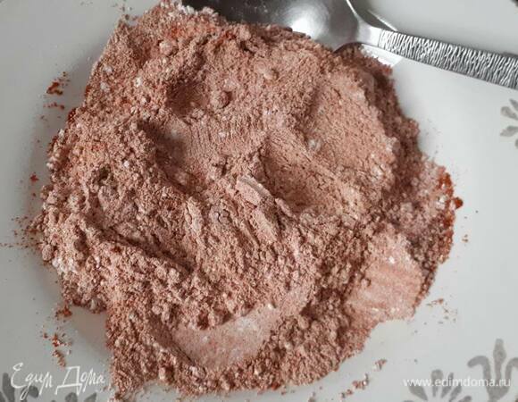 Смешайте паприку и муку.